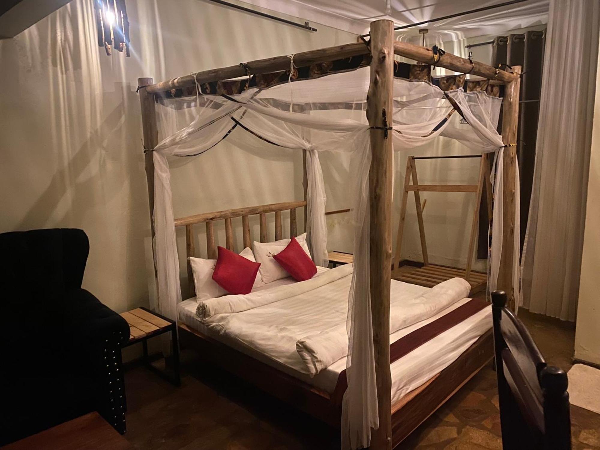 Afro Smile Hotel & Guest House Джінджа Екстер'єр фото