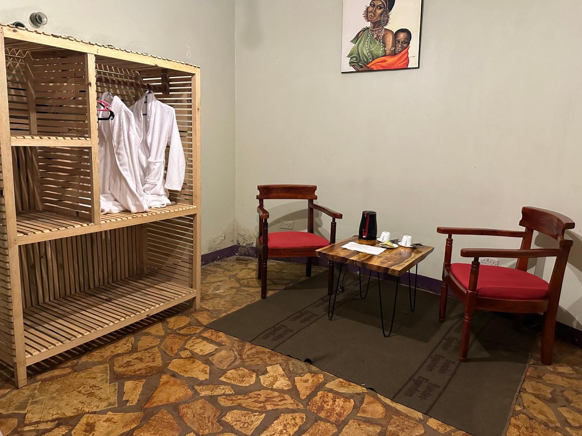 Afro Smile Hotel & Guest House Джінджа Екстер'єр фото