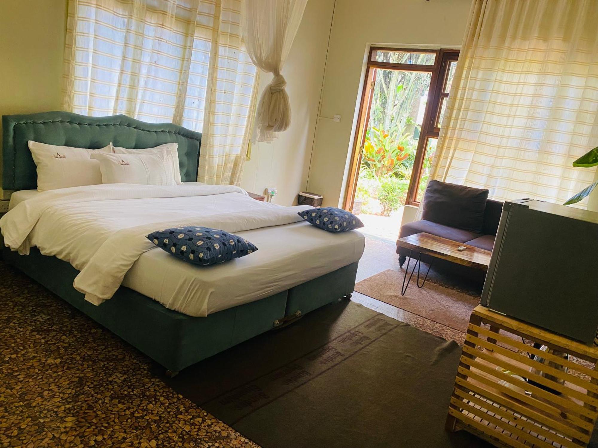 Afro Smile Hotel & Guest House Джінджа Екстер'єр фото