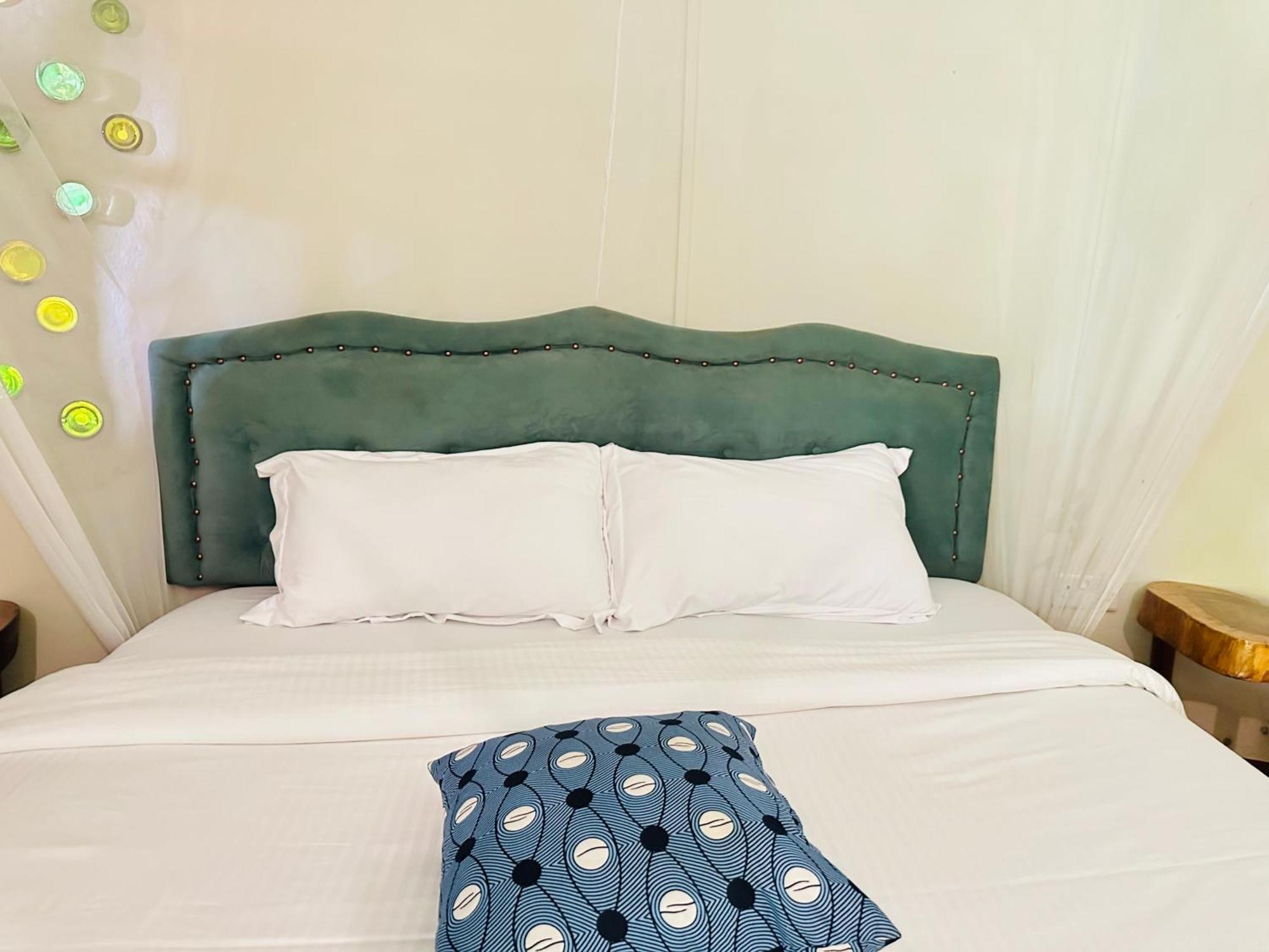 Afro Smile Hotel & Guest House Джінджа Екстер'єр фото