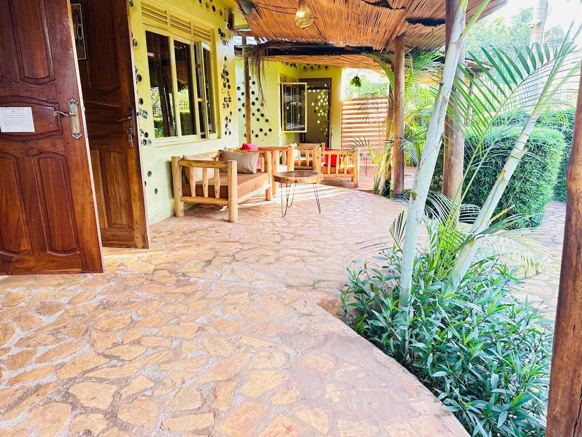 Afro Smile Hotel & Guest House Джінджа Екстер'єр фото